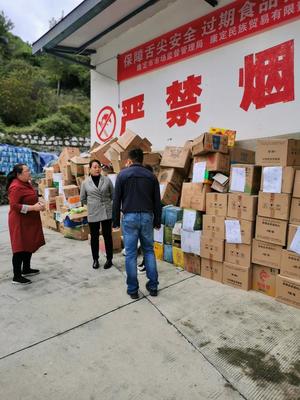 甘孜州康定市集中銷毀5噸過(guò)期食品